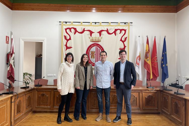 En la imagen, de izquierda a derecha: la técnica de desarrollo de la comarca de Sangüesa CEDERNA, Marijo Waliño; la técnica de la red de comercio rural en la zona de Sangüesa CEDERNA, Leire Hualde; el alcalde de Sangüesa, Javier Solozábal; y, el director general de Comercio y Consumo, Pablo Ezcurra, en el salón de plenos del ayuntamiento de Sangüesa / Zangoza