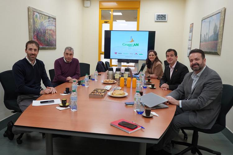 De izda a dcha: Iokin Zuloaga, Alfredo Arbeloa, Maite Muruzábal, el consejero Irujo e Iñigo Arruti.