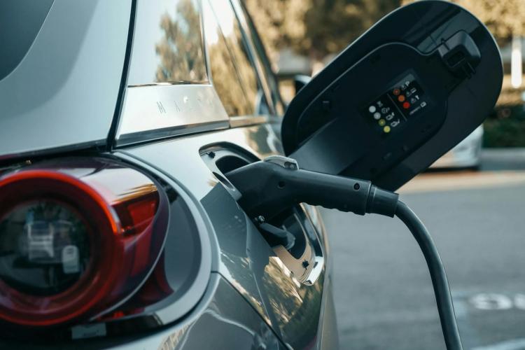 Se han recibido más de 8.000 solicitudes, que son compatibles con la deducción fiscal de hasta un 35% para vehículos eléctricos, y de hasta un 20% para la implantación de infraestructuras de recarga eléctrica