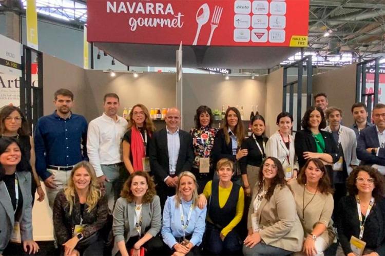 El stand de Navarra en la feria SIAL, durante la visita esta mañana del embajador de España en Francia, Victorio Redondo Baldrich; el consejero de la Embajada, José Lorenzo Outón; Javier Parra, consejero comercial en la OFECOME de la Embajada de España en Francia; Michel Budaï, del Departamento de Agroalimentarios de la misma oficina; Christine Allard, presidenta de la Cámara Oficial de Comercio de España en Francia (COCEF), así como otros representantes de la COCEF..