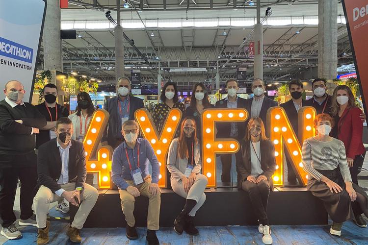 La directora general Uxue Itoiz y la coordinadora de CEIN, María Sanz de Galdeano con representantes de las 8 empresas navarras en el Mobile World Congress 2022.