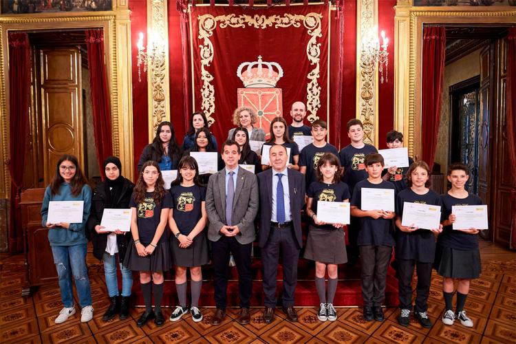 El consejero Irujo, con el alumnado premiado el año pasado.