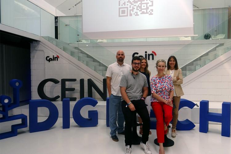 Sentados, Álex Bernardo, fundador de Nocodehackers, e Izaskun Goñi, directora general de Política de Empresa, Proyección Internacional y Trabajo. Detrás, de izquierda a derecha: Guillermo Irure, técnico de CEIN en emprendimiento digital; Pilar Tellechea, responsable del área de Creación de empresas de CEIN; y Eva Gómara, responsable del área Vivero de Innovación de CEIN