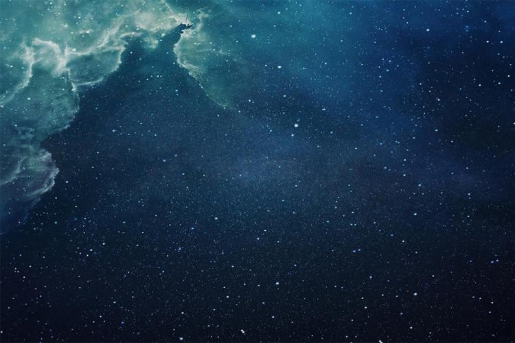 Hermoso cielo azul nocturno estrellado