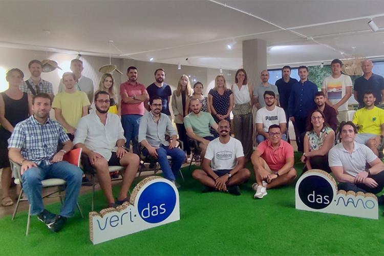 Participantes y formadores del programa "Albañiles digitales".