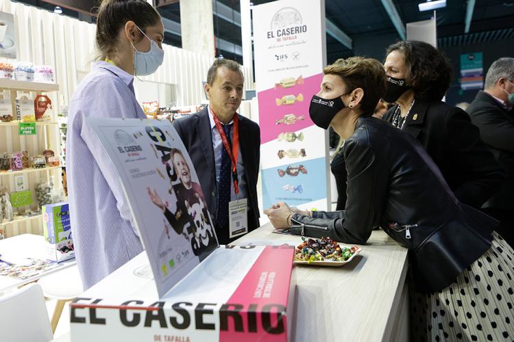 La Presidenta Chivite y la consejera Gómez visitan el stand de El Caserío
