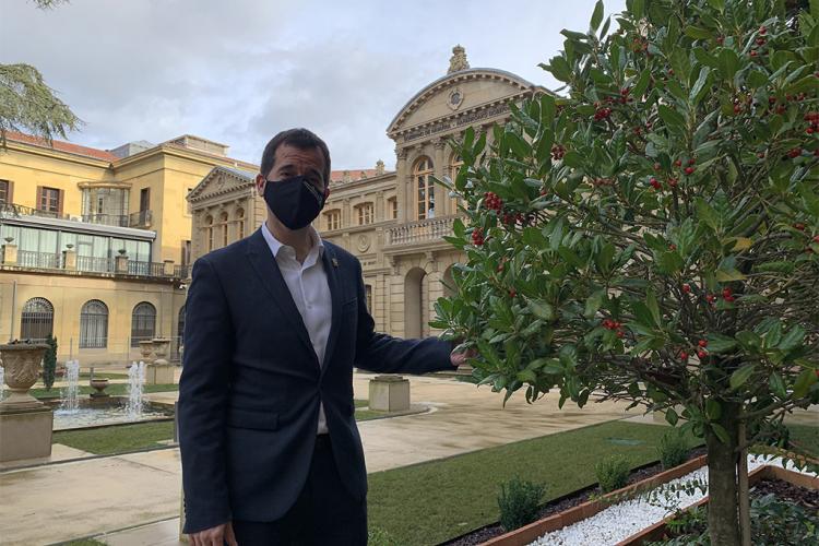 El consejero Irujo posa frente al árbol plantado en el jardín del Palacio de Navarra, como símbolo de la S4.