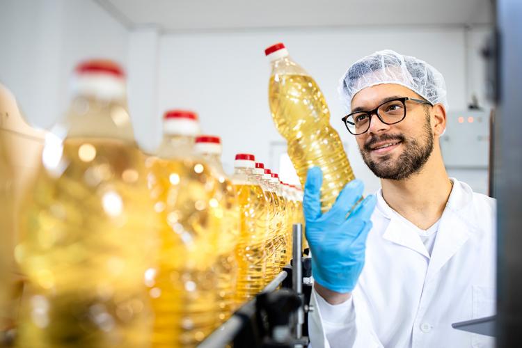 Hombre controla el envasado de aceite