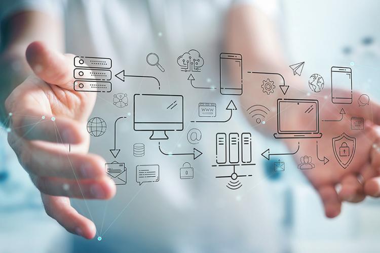 Dos manos sujetando iconos digitales de ordenadores, servidores, teléfonos móviles, páginas web, correo electrónico y similares.