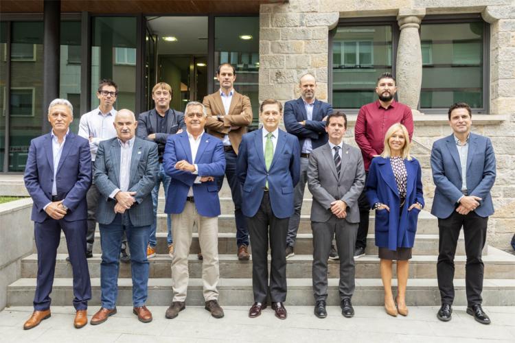 De izda a dcha, primera fila: Luis Ilundáin (Viguetas Navarras); José Mª Aierdi, vicepresidente y consejero de Ordenación del Territorio, Vivienda, Paisaje y Proyectos Estratégicos; Juan Miguel Sucunza (CEN); Iñigo Eugui (Erro y Eugui); Mikel Irujo, consejero de Desarrollo Económico y Empresarial; María José Ballarín (Obras Especiales); Alberto Bayona (Nasuvinsa).  Segunda fila: Germán Velázquez (VArquitectos); Koldo Monreal (Onhaus Global System); Javier Goñi (Nuevo Sistema Modular); Diego Nuñez (Madergia)
