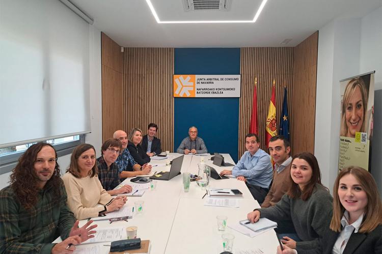 El consejero Irujo, y el resto de participantes en la reunión