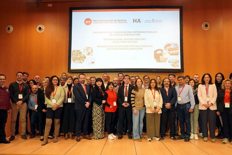 El consejero Irujo, junto a empresas expositoras y potenciales compradoras internacionales en la misión comercial inversa celebrada este martes en Baluarte.