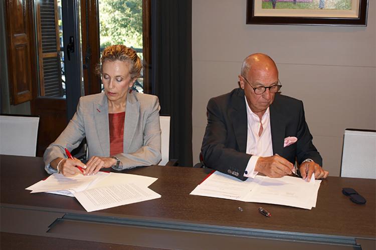 Izaskun Goñi y Javier Taberna durante la firma del convenio