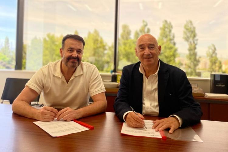 Iñigo Arruti y Marino Barasoian en la firma de aprobación de la vigésimo quinta edición del premio.