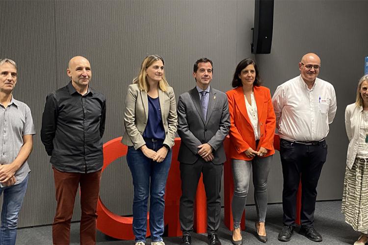 De izquierda a derecha, José María Sotro, técnico del área de energía y sostenibilidad de AIN; Martín Ibarra, director del Servicio de Transición Energética; Marian Garayoa, directora del área de consultoría de AIN; Mikel Irujo, consejero de Desarrollo Económico y Empresarial; Uxue Itoiz, directora general de Industria, Energía y Proyectos estratégicos S4; Carlos Soberanas, coordinador de medio ambiente de KYBSE (Kyb Suspensions Europe); y Natalia Ortega, responsable del área de ingeniería de AIN