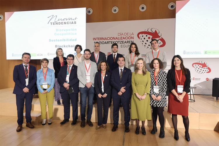 El consejero Mikel Irujo y la directora general Izaskun Goñi, con participantes y organizadores de la jornada.