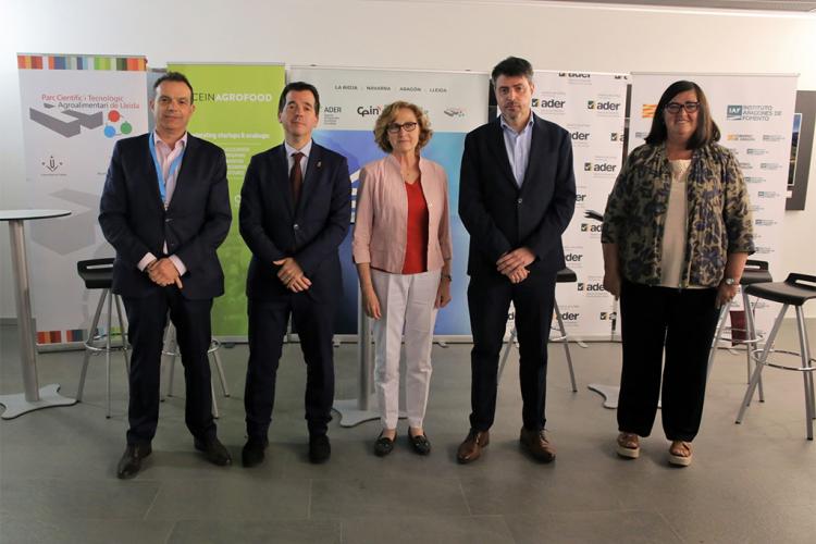 El consejero Irujo, centro de la imagen, y la presidenta de CEIN Pilar Irigoien (derecha) con representantes de Cataluña, Aragón y La Rioja.