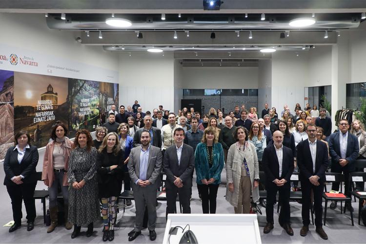 El consejero Irujo y las consejeras Ollo y Gómez posan con asistentes al acto