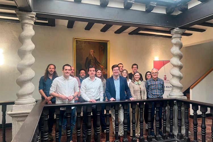 El consejero Irujo, el director general Ezcurra y el alcalde Solozábal, junto a Iñigo Arteche y representantes de los cuatro Grupos de Acción Local: TEDER, Consorcio EDER, Zona Media y Cederna-Garalur. 