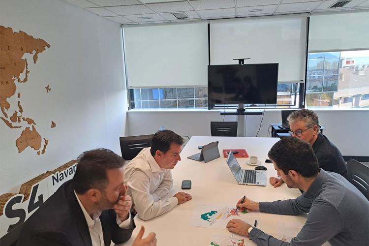 Un momento de la reunión en el Gabinete del Departamento de Industria. De izda a dcha: Arruti, consejero Irujo, Chocarro y alcalde Ollo.