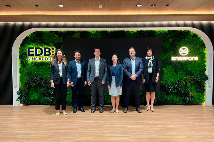 El consejero Irujo, junto a los directores generales Itoiz y Arruti y representantes del Gobierno de Singapur.