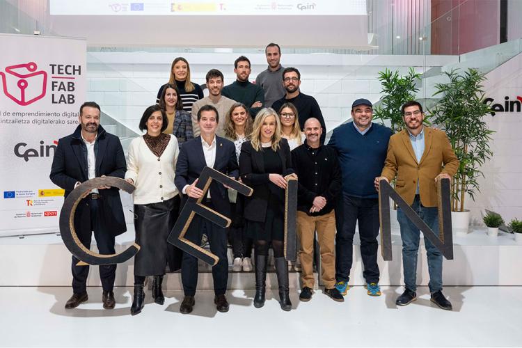 El consejero Irujo, acompañado de izquierda a derecha, por el director general de Fomento Empresarial, Iñigo Arruti; la directora gerente de CEIN, Uxue Itoiz, y la directora de Energía, I+D+i Empresarial y Emprendimiento, Garbiñe Basterra y las personas participantes del programa.