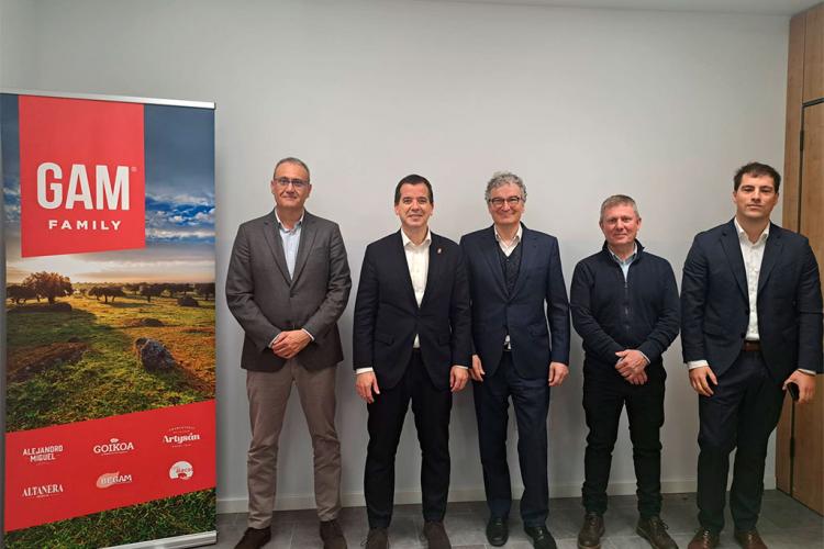 El consejero Irujo (segundo por la izquierda), con responsables del grupo.