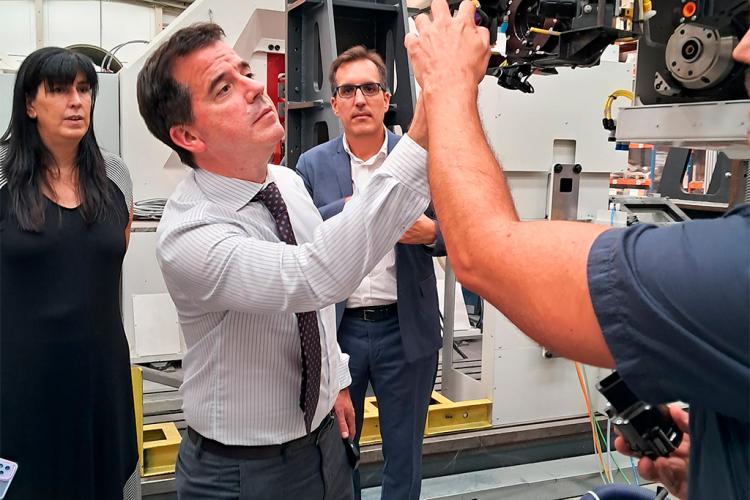 El consejero Irujo conoce uno de los dispositivos.