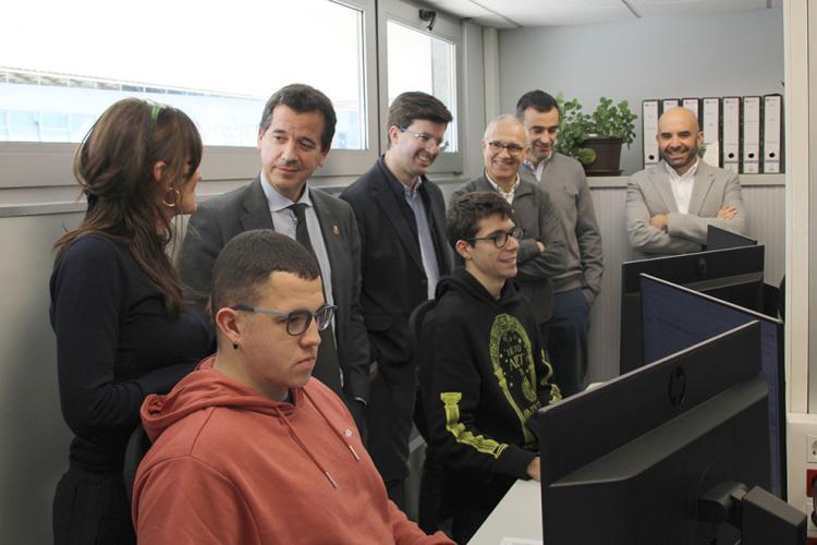 El consejero Irujo observa el trabajo del departamento de Nuevas Tecnologías de TASUBINSA.