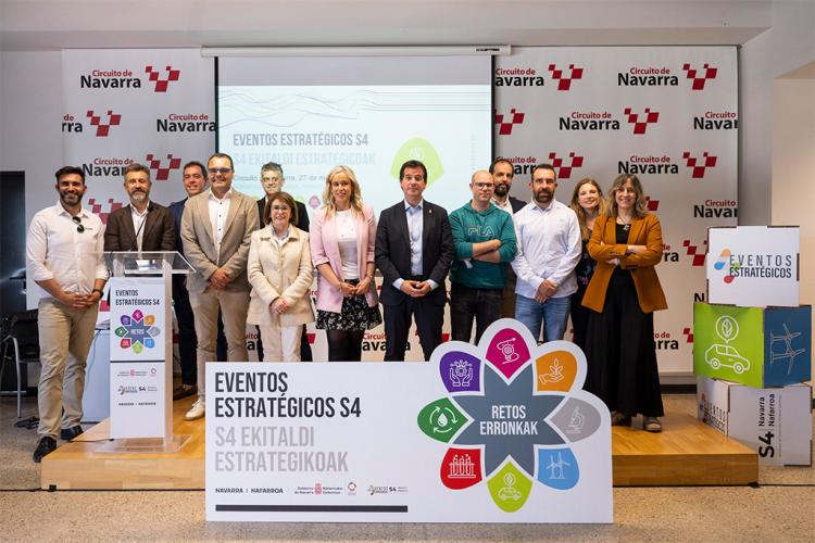 El consejero Irujo y el resto de participantes en la jornada. 
