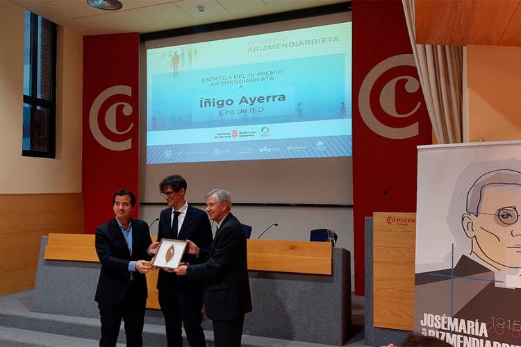 De izqda. a dcha.: El consejero Mikel Irujo, el CEO de IED, Iñigo Ayerra, y el presidente de la Fundación Arizmendiarrieta, Juan Manuel Sinde, durante la entrega del galardón