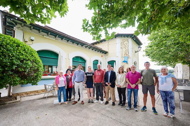 El consejero Irujo y participantes en la inauguración, en el exterior del establecimiento.