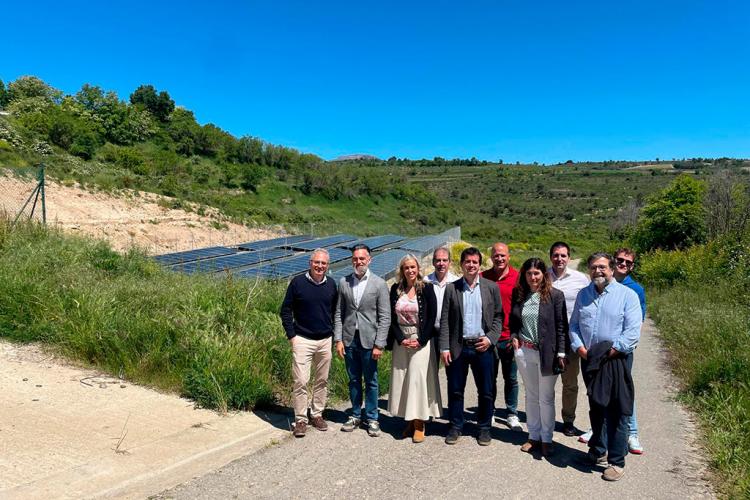 El consejero Irujo y la directora general Basterra, junto a la alcaldesa Remírez, Diego Garrido, personal de Solarfarm y ENERCOOP, y representantes de otras comunidades energéticas de la zona