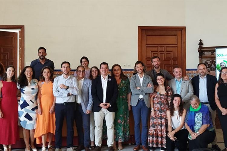 El consejero Irujo junto al resto de participantes en la encuentro de Valencia.