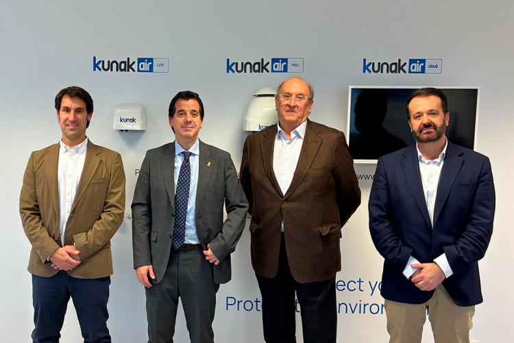  De izda a dcha: el CEO y cofundador Javier Fernández; el consejero Irujo; el presidente de la empresa, José Agustín Guibert; y el director general de Fomento Empresarial, Iñigo Arruti.
