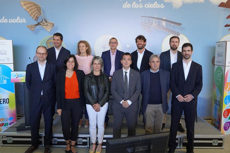 El consejero Mikel Irujo, la alcaldesa de Lumbier y la directora general Itoiz, junto a representantes de las empresas participantes en acto. 