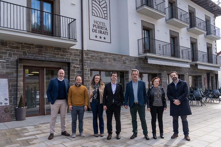 EL consejero Irujo y el director general, Iñigo Arruti, con los responsables de la empresa Grupo Jacar