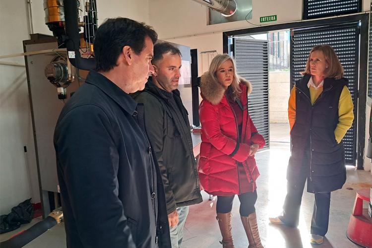 De izda a dcha: el consejero Irujo, el alcalde, la directora general y la directora de Servicio, en el recinto que alberga la nueva caldera
