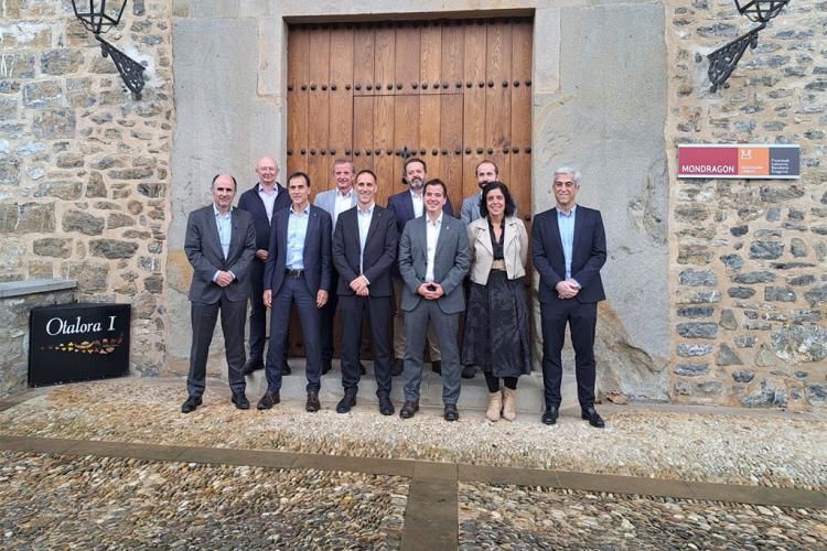 El consejero Irujo y resto de asistentes a la reunión por parte de Gobierno de Navarra, SODENA y MONDRAGON