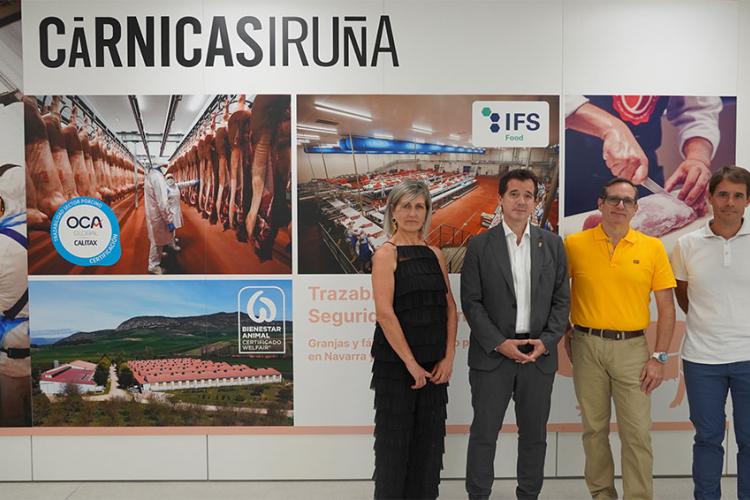  De izda a dcha: la alcaldesa de Lumbier, Rocío Monclús; el consejero Irujo; y Pedro Tarrafeta y Daniel Mendióroz , de 'Cárnicas Iruña'.