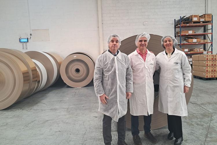 El consejero Irujo y los hermanos Beroiz, en la sala de bobinas. 