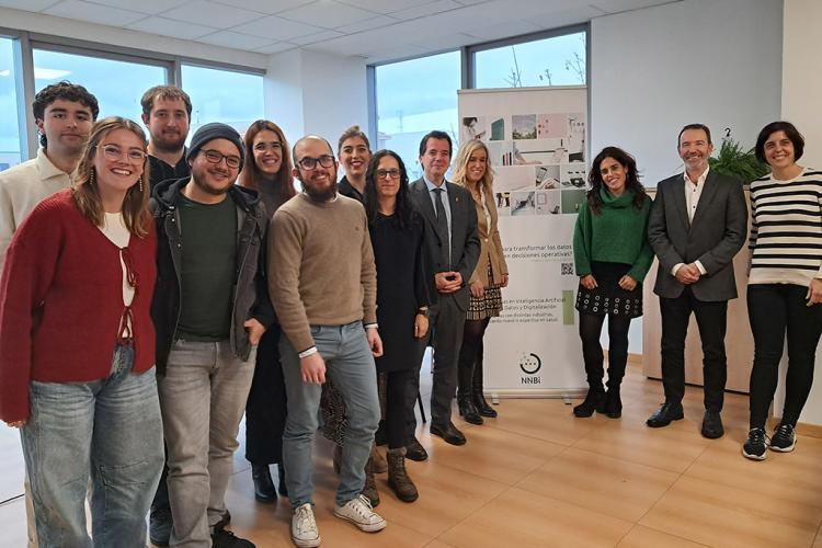 El consejero Irujo, junto a personal de la empresa.