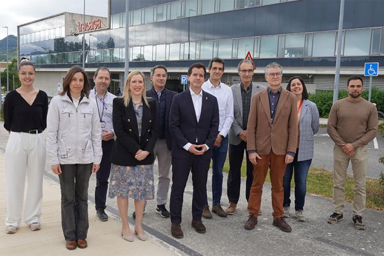 El consejero, Mikel Irujo, junto a la consejera, Patricia Fanlo, y representantes de las empresas Nasuvinsa y Tracasa. 