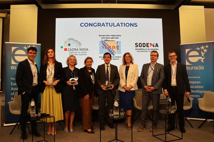 El consejero Irujo, con el premio de EURADA a Navarra Zirkular como buena práctica a implementar en el resto de regiones europeas.