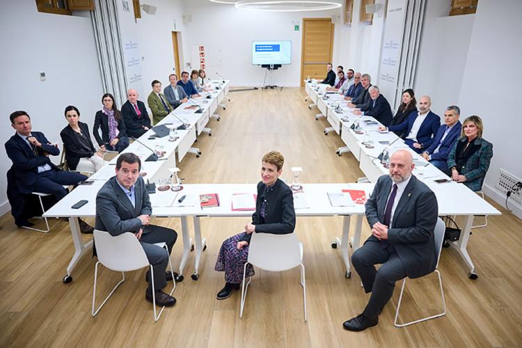  La Presidenta de Navarra, María Chivite, junto a los consejeros Arasti e Irujo en la reunión de la Mesa de la Industria.  