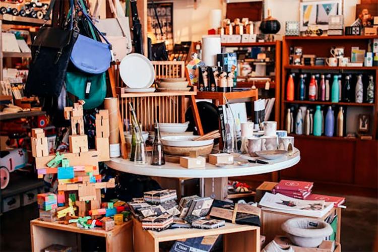 Interior de una tienda de pintura y manualidades variadas.