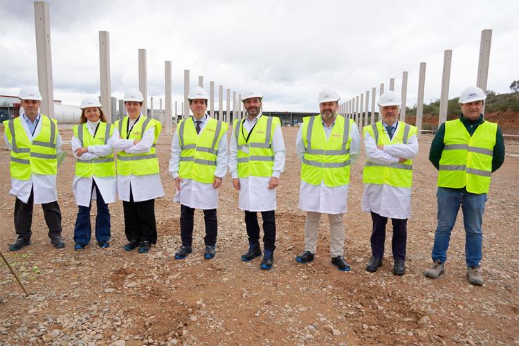 De derecha a izquierda, el Ingeniero de la Obra Emiliano Navajas, junto al equipo directivo de Elaborados Naturales, Iñigo Arruti, Director General de Fomento Empresaria y el consejero Mikel Irujo. 