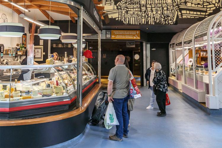 Personas comprando en un mercado de proximidad navarro