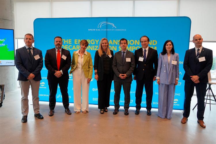 De izda. a dcha.: Eduardo Aznar, desarollador de negocios de CENER; Iñigo Arruti, director de Fomento Empresarial; Miren Ausin, directora del Servicio de Proyección Internacional; Carla Arimont, vicepresidenta de la Cámara de Comercio de España en Estados Unidos; Mikel Irujo, consejero de Industria; George Y González, de Haynes Bonne; Gemma Cortijo; directora ejecutiva de la Cámara de Comercio de España en Estados Unidos; Jorge Elso, vicerrector de la Universidad Pública de Navarra