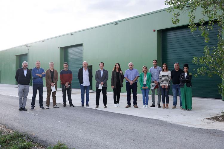 Los consejeros Irujo y Aierdi, junto al resto de autoridades, fuera de las instalaciones.